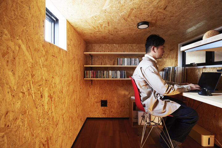 OSB合板で施工した隠れ家のような書斎が直嗣氏の仕事場