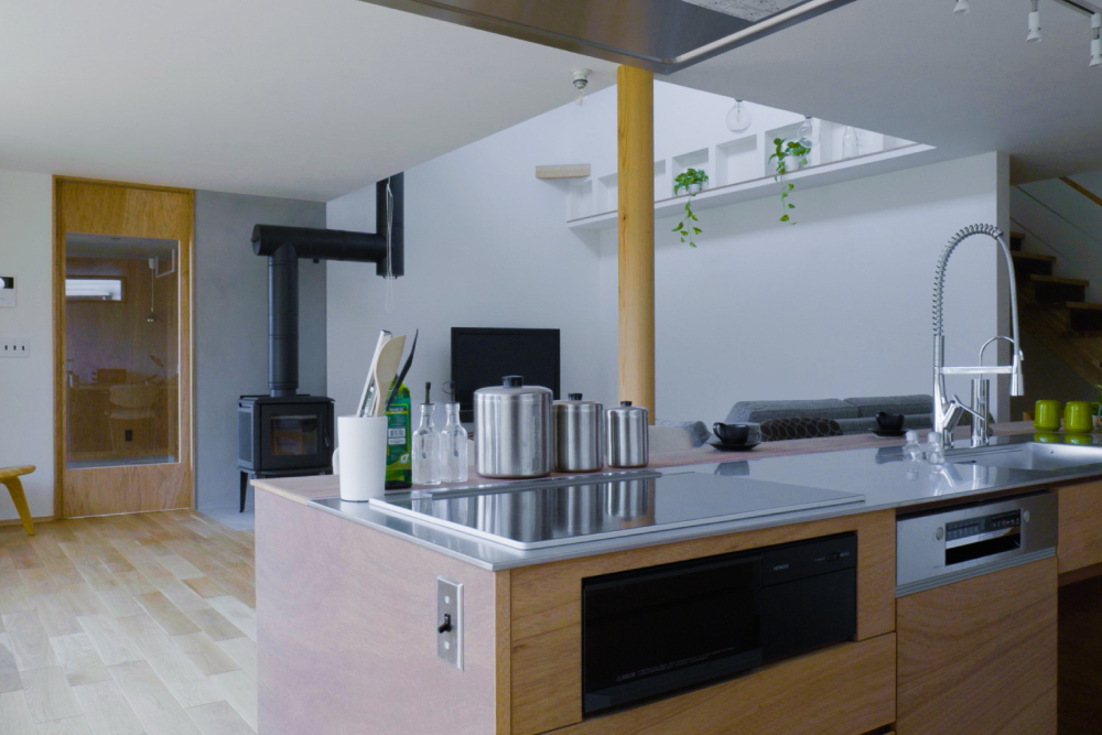 自然の素材感を美しく演出した、シームレスに繋がるナチュラルな家