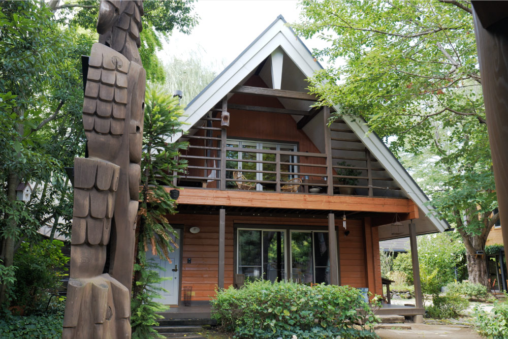 「住む」より「楽しむ」BESSの家、三角屋根と空中リビングが特長の『G-LOG なつ』