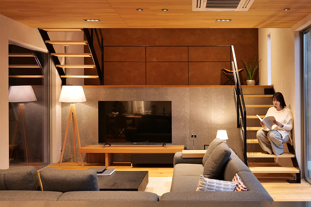 異素材の組み合わせや色々な角度からの視点など、遊びゴコロを散りばめた大人のガレージハウス