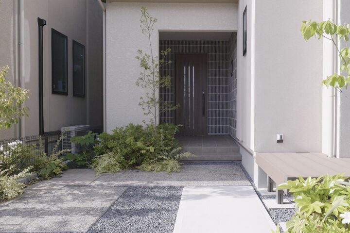 屋根のある玄関ポーチ