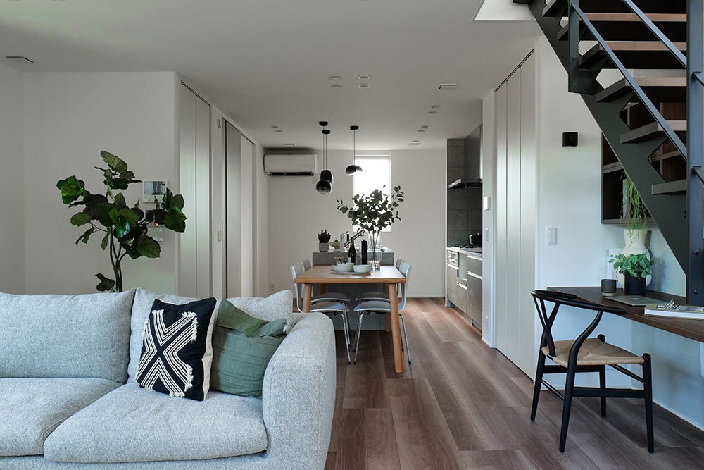 緑豊かな街区内公園を眺めながら、ゆったりと寛げる北欧テイストの分譲住宅