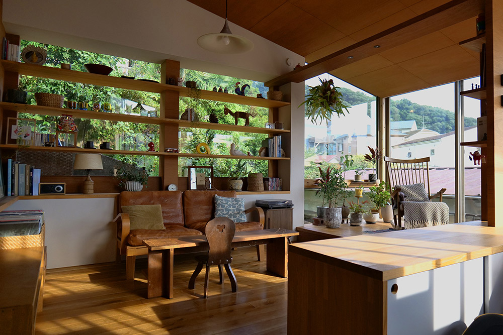 ひと続きの空間に広がる光と風、葉山の自然に魅せられた建築家の自邸
