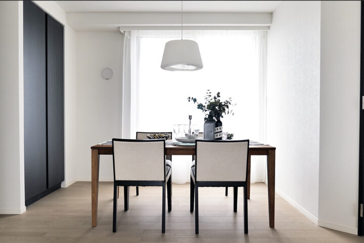 リビング側にもダイニング側にも大きな窓がある