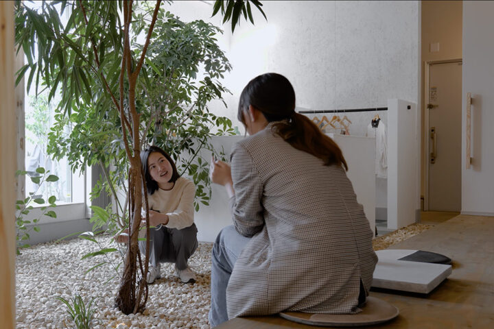 縁側に腰掛けて植物を眺める優雅な時間