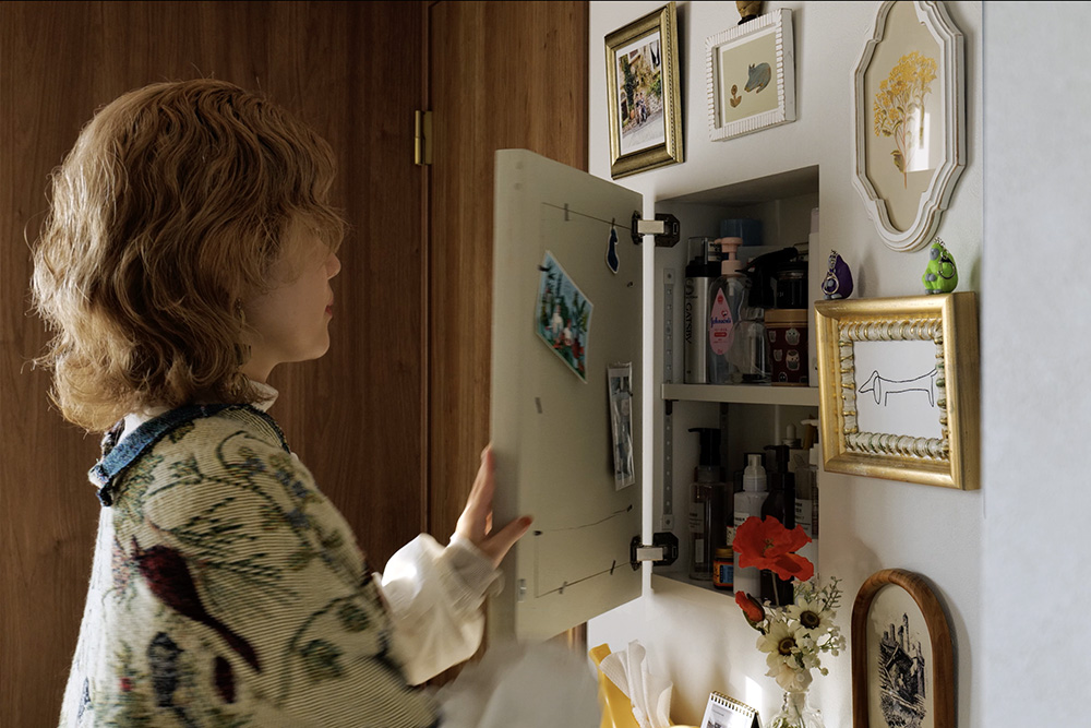 額縁が隠し扉になっている