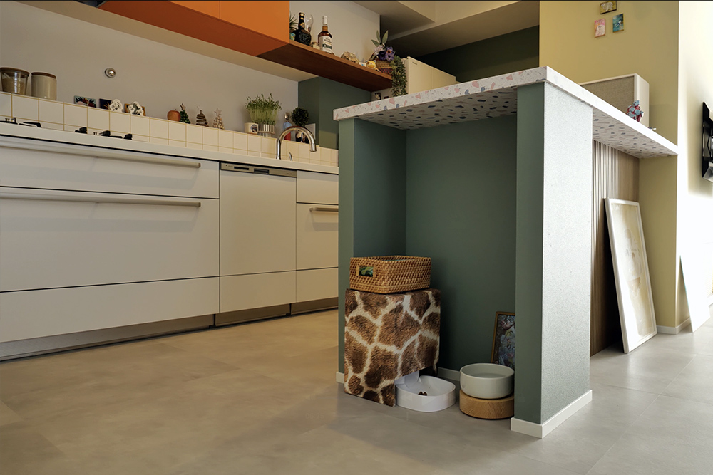 猫のごはんスペースはカウンターの下