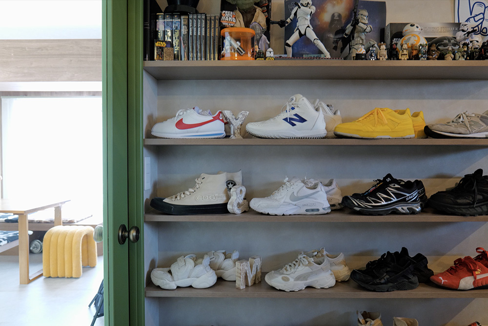 スニーカーが綺麗に並べられているシューズクローク