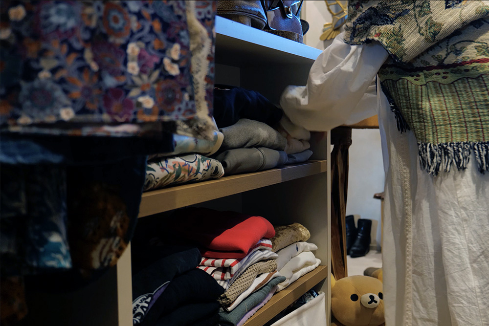 造作のチェストはたっぷり洋服が入る