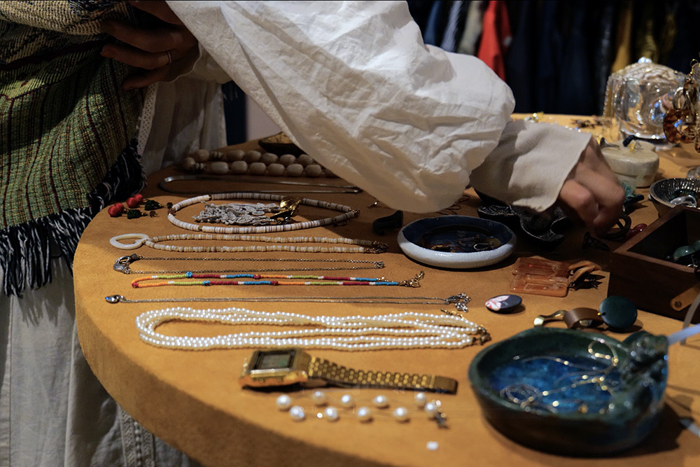 骨董市で見つけたテーブル