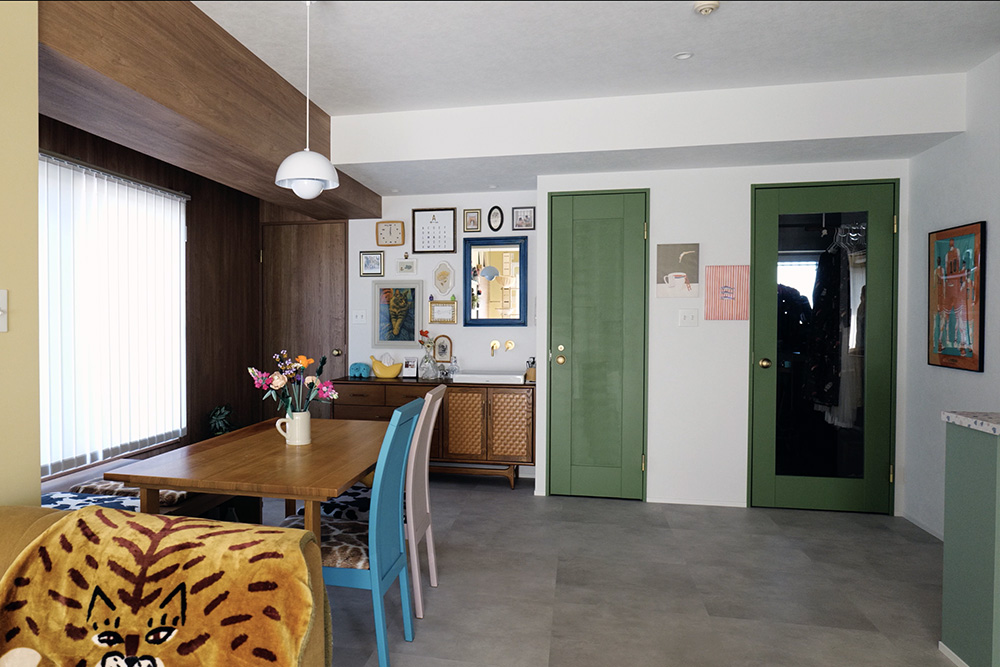 洗面はダイニングと寝室の間にある