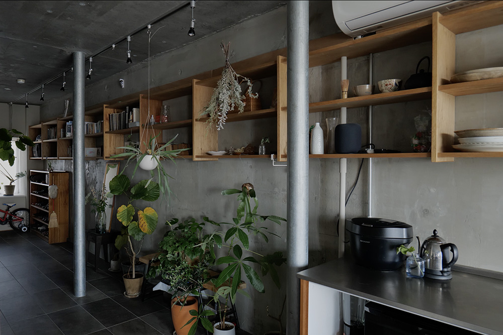 11帖の植物ストリート。マンションに“土と風”を持ち込む