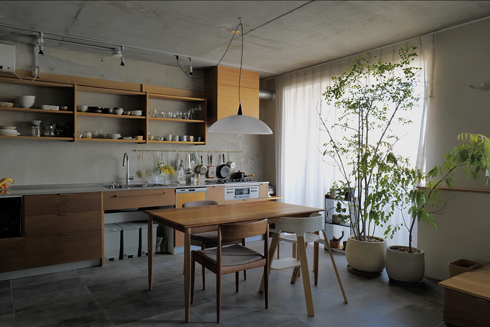 LDKは“端にキッチン”。外を眺めながら、暮らしと仕事が混ざり合う