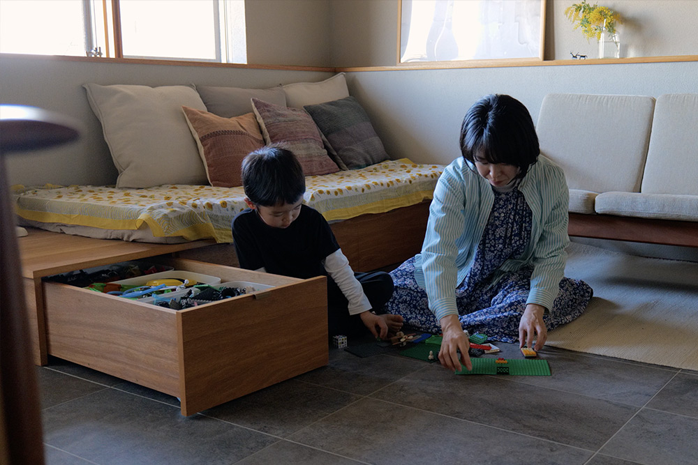 収納力の高い造作家具のデイベッド