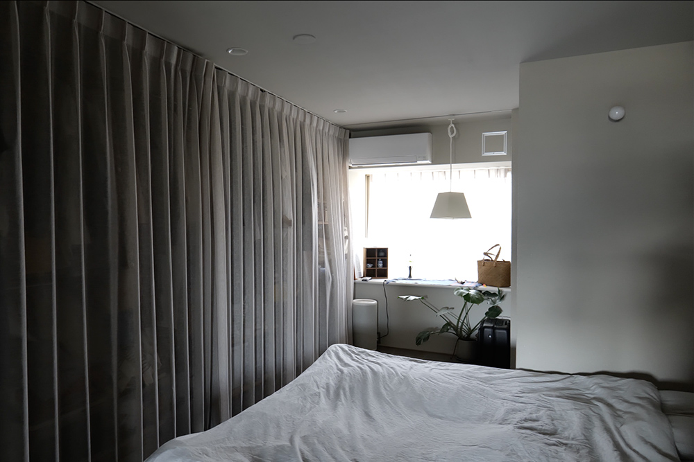 寝室は天井を下げる。小さくすることで、よく眠れる