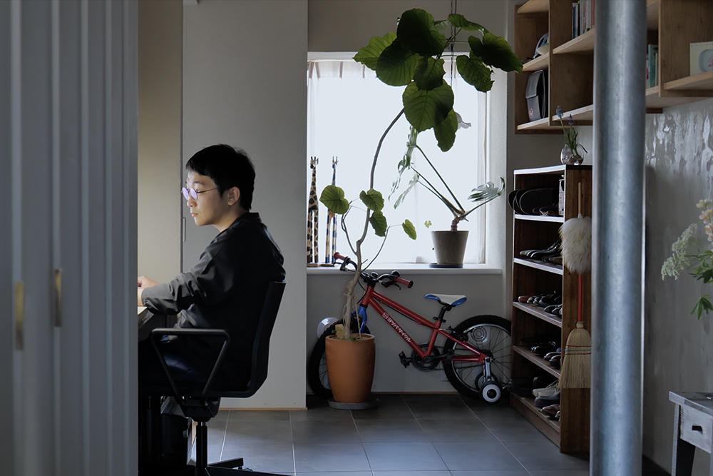 廊下を“部屋”にする。幅2m弱という余白